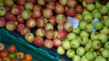 Funchal 'daki ünlü çiftçi pazarında taze meyve.