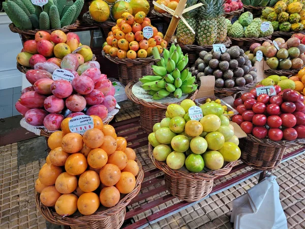 マダラの有名なファーマーズマーケットでの新鮮な果物は — ストック写真