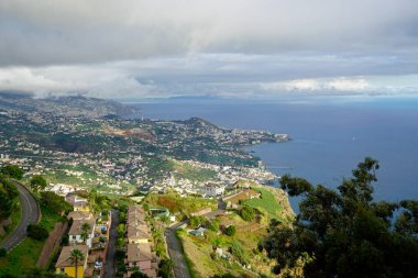 Sisli bir günde Mediera Adası manzaralı.