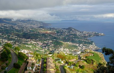 Sisli bir günde Mediera Adası manzaralı.