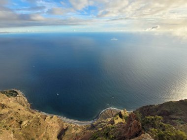 Madeira adasının sahili manzaralı.