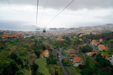 Madeira Adası 'ndaki teleferik ve yolcu gemisi terminali.