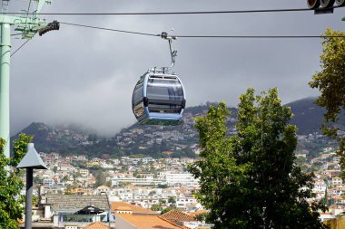 Madeira Adası 'ndaki teleferikle ulaşım.