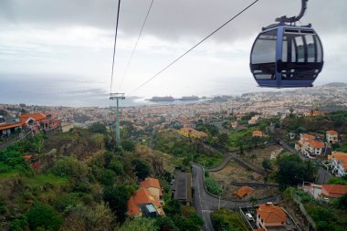 Madeira Adası 'ndaki teleferik ve yolcu gemisi terminali.