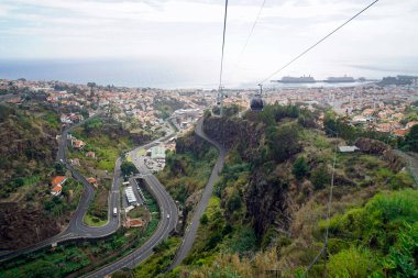 Madeira Adası 'ndaki teleferik ve yolcu gemisi terminali.