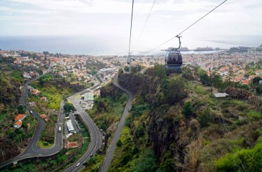 Madeira Adası 'ndaki teleferik ve yolcu gemisi terminali.