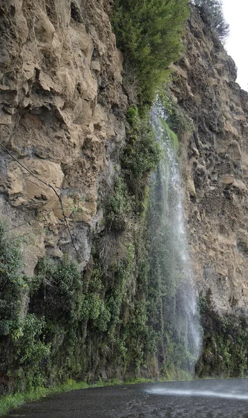 Kis Vízesés Cseppek Egy Madeira Szigeti Utcára — Stock Fotó