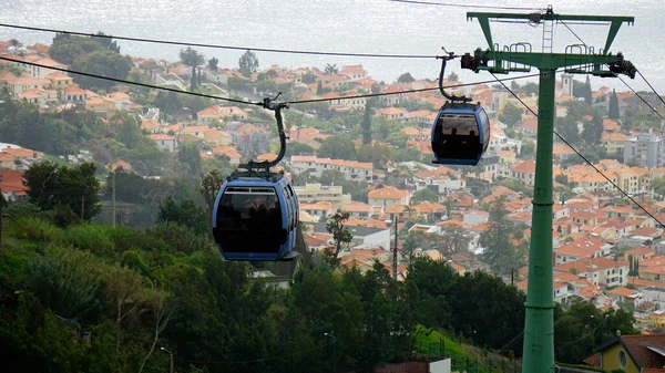 Madeira Adası 'ndaki teleferikle ulaşım.