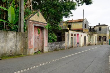 Madeira Adası 'ndaki funchal evlerini yıktılar.