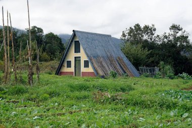 Santana, Madeira Portugal, Ekim 2022: Geleneksel üçgen çiftçi evleri