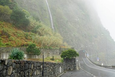 Madeira adasında tüneli olan bir sokak.