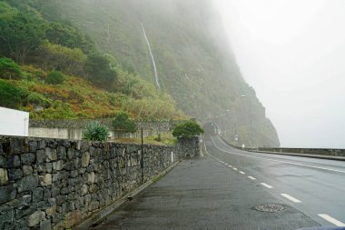 Madeira adasında tüneli olan bir sokak.