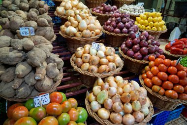 Funchal 'daki ünlü çiftçi pazarında taze meyve.