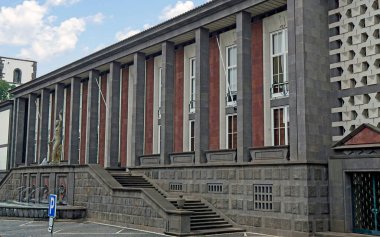 Funchal, Madeira Portugal, takriben Ekim 2022: Funchal şehir merkezindeki büyük yönetim binası