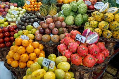 Funchal, Madeira Portugal, takriben Ekim 2022: Ünlü Mercado dos Lavradores 'de taze meyve ve sebze 