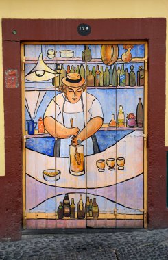 Funchal, Madeira Portugal, takriben Ekim 2022: Santa Maria Caddesi 'nde renkli resim ve sanat eserleri