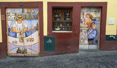 Funchal, Madeira Portugal, takriben Ekim 2022: Santa Maria Caddesi 'nde renkli resim ve sanat eserleri
