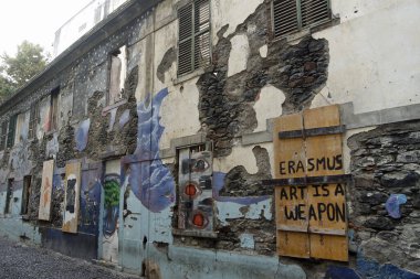 Funchal, Madeira Portugal, takriben Ekim 2022: Santa Maria Caddesi 'nde renkli resim ve sanat eserleri