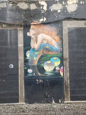 Funchal, Madeira Portugal, takriben Ekim 2022: Santa Maria Caddesi 'nde renkli resim ve sanat eserleri