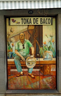 Funchal, Madeira Portugal, takriben Ekim 2022: Santa Maria Caddesi 'nde renkli resim ve sanat eserleri