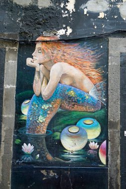 Funchal, Madeira Portugal, takriben Ekim 2022: Santa Maria Caddesi 'nde renkli resim ve sanat eserleri