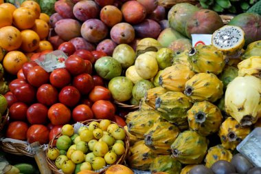 Funchal, Madeira Portugal, takriben Ekim 2022: Ünlü Mercado dos Lavradores 'de taze meyve ve sebze 