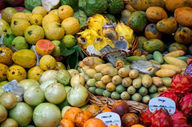 Funchal, Madeira Portugal, takriben Ekim 2022: Ünlü Mercado dos Lavradores 'de taze meyve ve sebze 