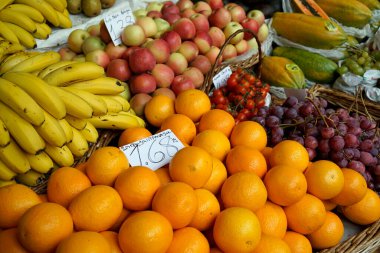 Funchal, Madeira Portugal, takriben Ekim 2022: Ünlü Mercado dos Lavradores 'de taze meyve ve sebze 