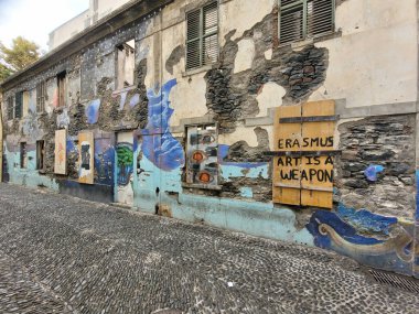 Funchal, Madeira Portugal, takriben Ekim 2022: Santa Maria Caddesi 'nde renkli resim ve sanat eserleri