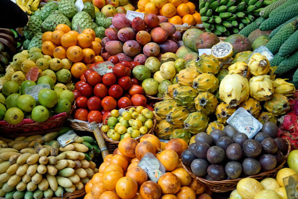 Фуншал, Мадейра Португалия, октябрь 2022 года: свежие фрукты и овощи на знаменитом Меркадо дос Лаврадорес 