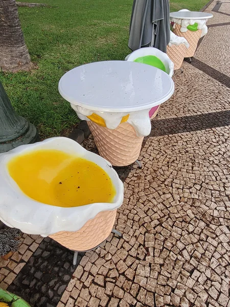 Funchal, Madeira Portugal, Ekim 2022: devasa plastik dondurma külahı koltukları