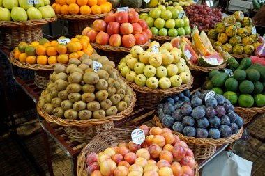 Funchal, Madeira Portugal, takriben Ekim 2022: Ünlü Mercado dos Lavradores 'de taze meyve ve sebze 