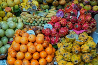 Funchal, Madeira Portugal, takriben Ekim 2022: Ünlü Mercado dos Lavradores 'de taze meyve ve sebze 