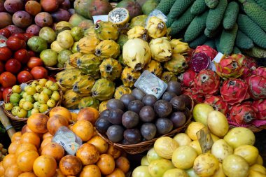 Funchal, Madeira Portugal, takriben Ekim 2022: Ünlü Mercado dos Lavradores 'de taze meyve ve sebze 