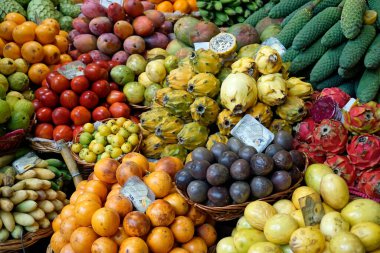 Funchal, Madeira Portugal, takriben Ekim 2022: Ünlü Mercado dos Lavradores 'de taze meyve ve sebze 