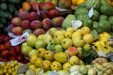 Funchal, Madeira Portugal, takriben Ekim 2022: Ünlü Mercado dos Lavradores 'de taze meyve ve sebze 