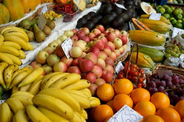 Funchal, Madeira Portugal, takriben Ekim 2022: Ünlü Mercado dos Lavradores 'de taze meyve ve sebze 