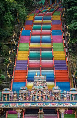 Batu mağaralarındaki kuala lumpurs renkli hinduu tapınağı