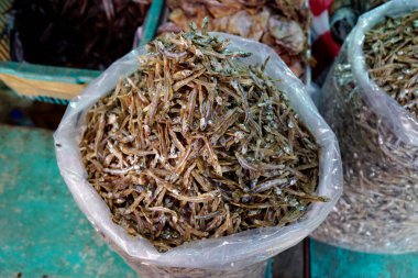 Cece City balık pazarı, taze balık satan satıcılar.