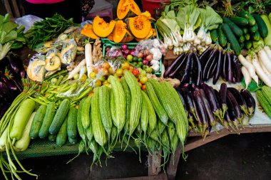 Cebu şehrinde bir gıda pazarında sebzeler
