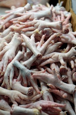 Cece adasındaki yerel pazar taze et satıyor.