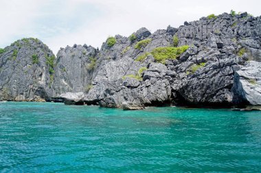 El Nido Takımadası 'ndaki mavi denizde devasa kireçtaşı kayaları.