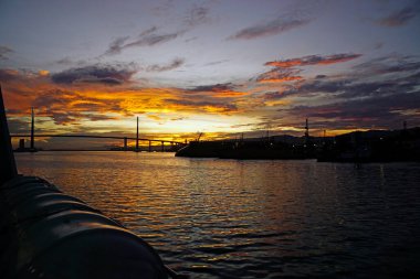 Cebu adası limanında senik günbatımı