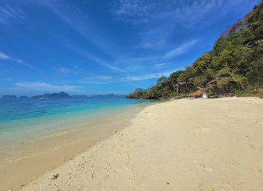 Palawan Adası 'ndaki tropik plajda manzaralı bir manzara.