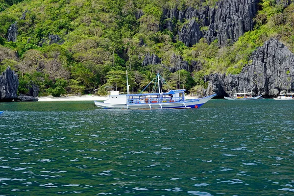 ニド諸島の青い海にある巨大な石灰岩は — ストック写真