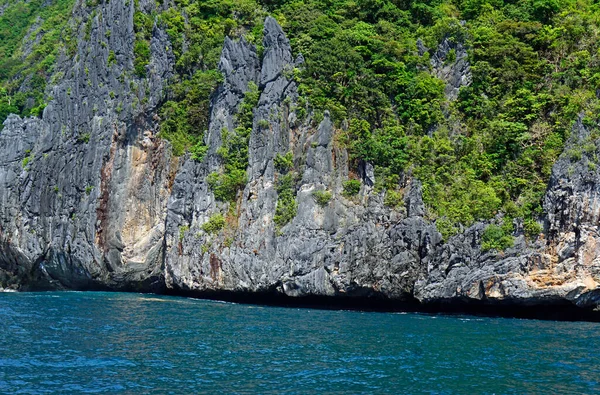 Rocas Calcáreas Masivas Mar Azul Archipiélago Del Nido — Foto de Stock