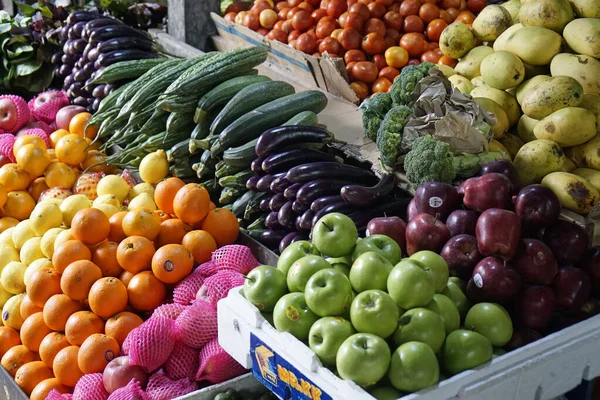 塞布市食品市场上的蔬菜 免版税图库图片