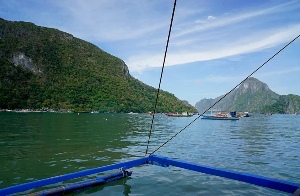 Filipinler 'deki Palawan Adası' nda tahtadan yapılmış tekneler.