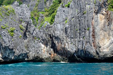 El Nido Takımadası 'ndaki mavi denizde devasa kireçtaşı kayaları.