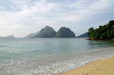 Öğleden sonra Palawan Adası 'ndaki tropik plaj.